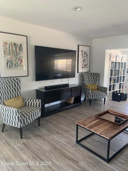 Foto del edificio - 120 Maple Dr