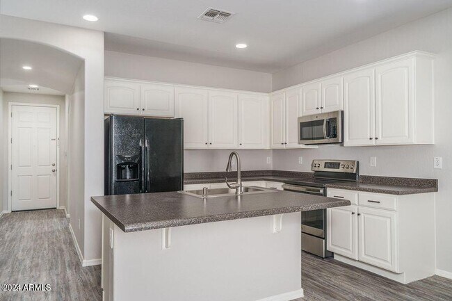 Building Photo - 18009 W Sunnyslope Ln