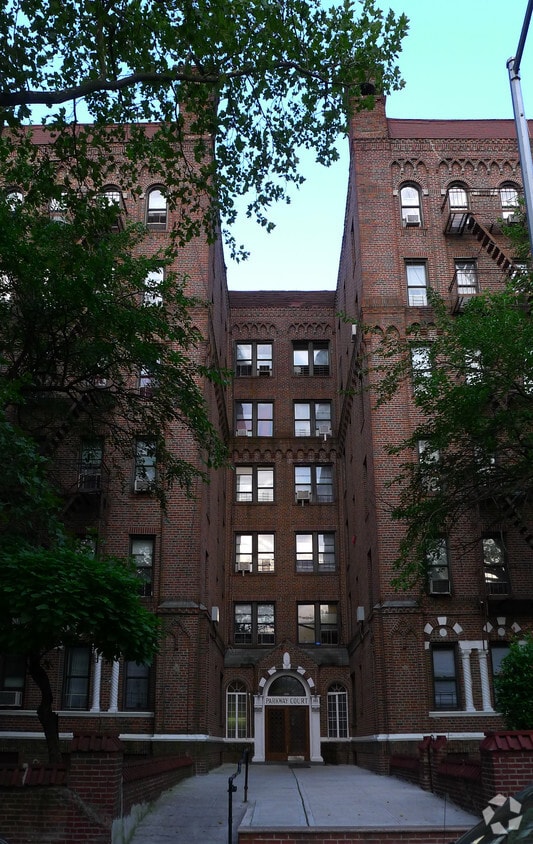 Building Photo - Parkway Court