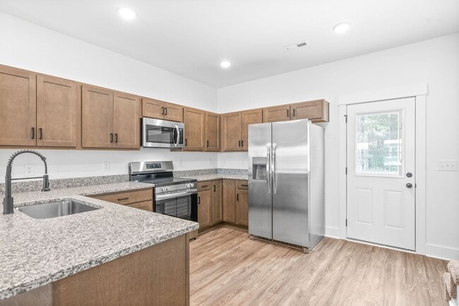 Foto del edificio - Large 2 Bedroom Luxury Townhome For Rent Near Billy Dunlop Park!