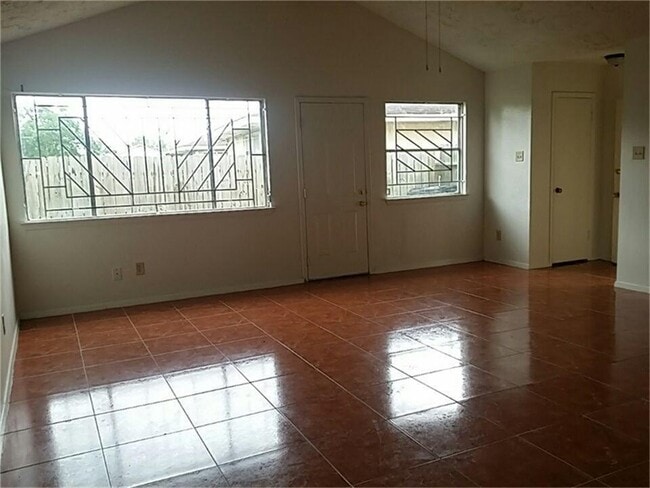 Building Photo - Coming Soon.. 3 bedroom, 2 bath Duplex  Home !