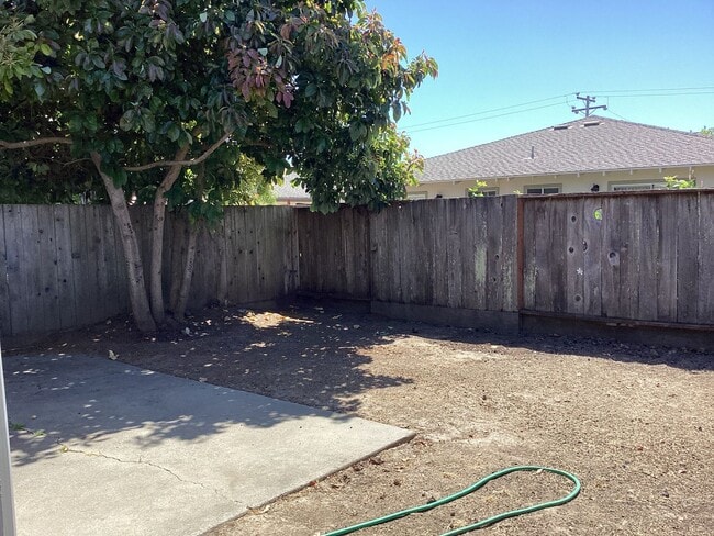 Building Photo - Live Oak