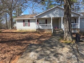 Building Photo - 130 Village Ln