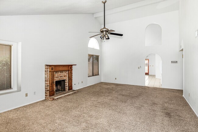 Building Photo - 10487 N Fairway Vista Ln