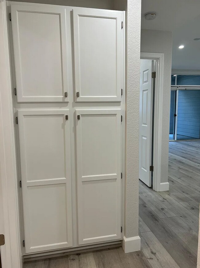 Foto del edificio - Completely renovated New hardwood floors.