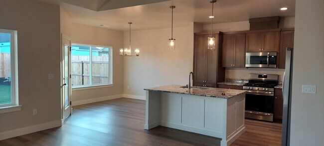 Foto del edificio - Beautiful Brand New 3 bedroom, 2 bath in C...