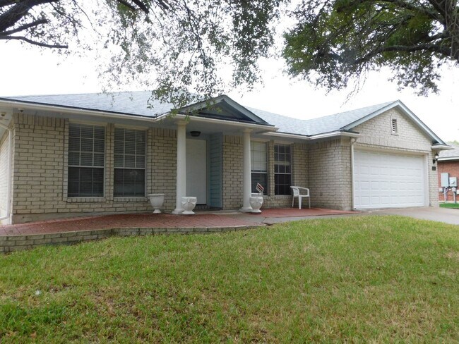 Foto del edificio - 1301 Leah Ln
