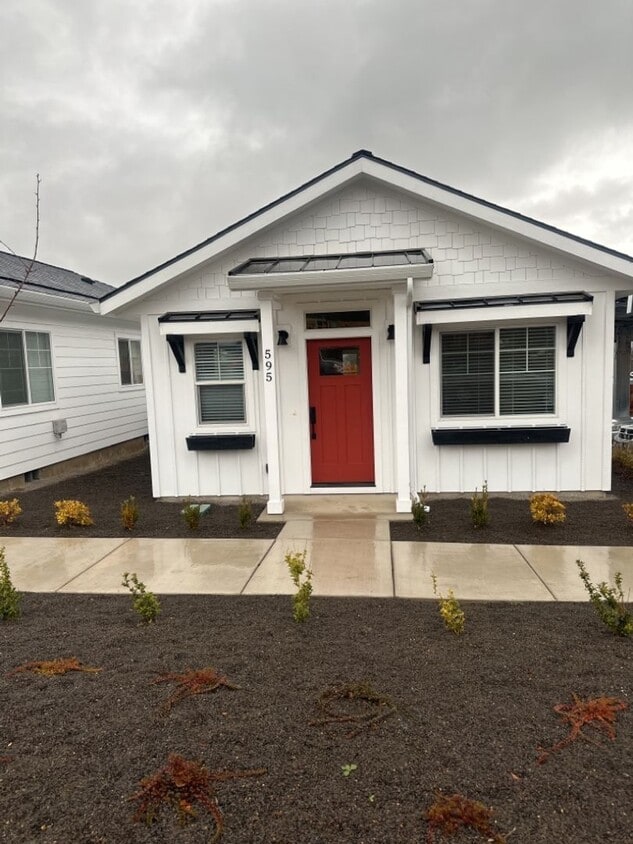 Primary Photo - Simplify Your Life In this Brand New 2 bed...