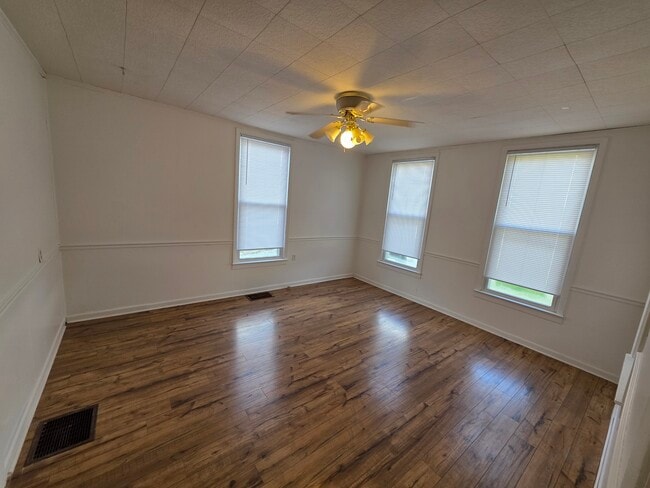 Building Photo - 3 bedroom house FOR RENT