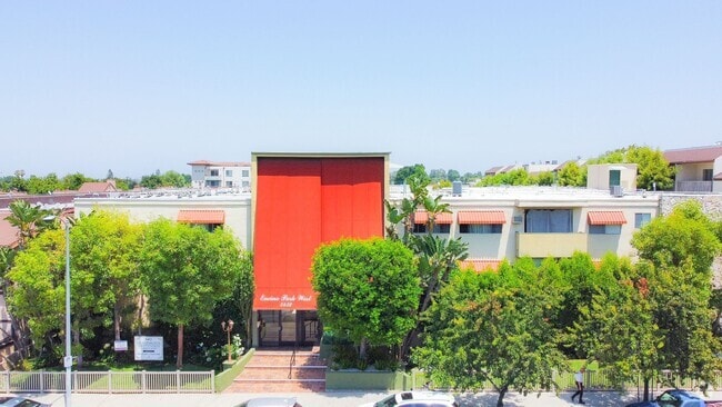 Building Photo - Fantastic gated 71 units building complex ...
