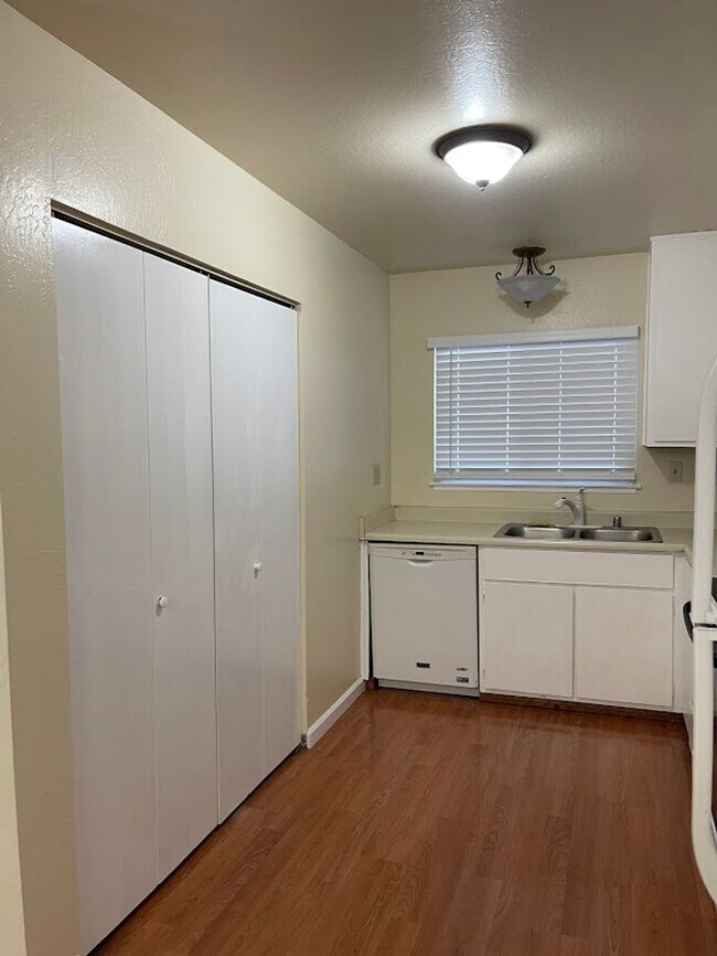 Foto del edificio - 2 Bed Bath Condo W/ Garage in Vallejo