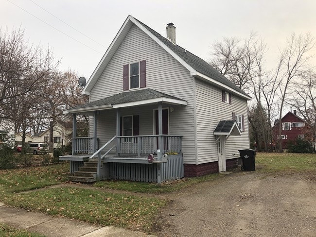 Building Photo - 816 E Grove St