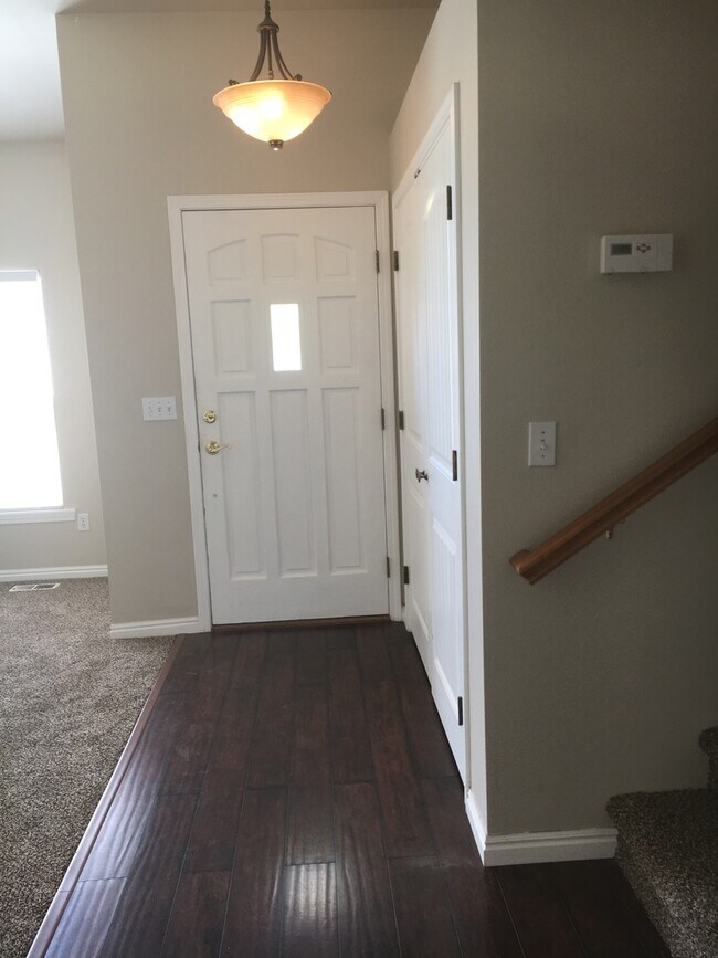 Building Photo - Beautiful home located just minutes from Settler's Park!