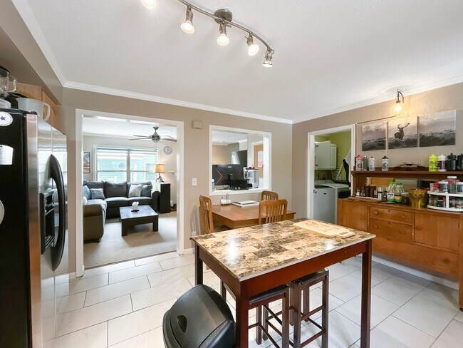Foto del edificio - On Bus Route! 2bed/2.5 Bath, Sunny Town House!