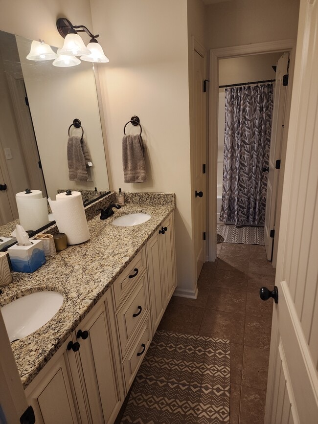 Guests Bathroom - 3016 Pointewest Dr