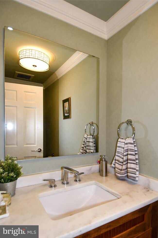 Foto del edificio - 2700 Unicorn Ln NW
