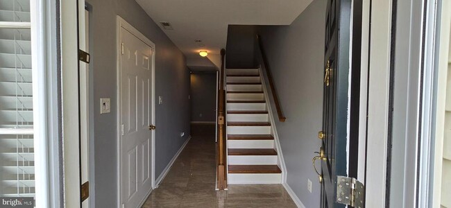 Building Photo - 45560 Lakemont Square