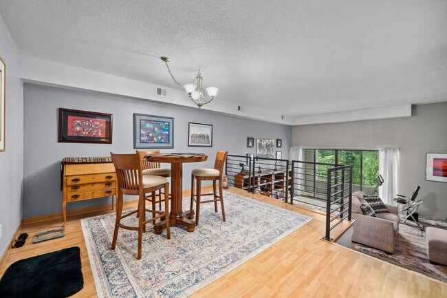Foto del edificio - 2bed 2 bath contemporary condo overlooking the Waveland Golf Course