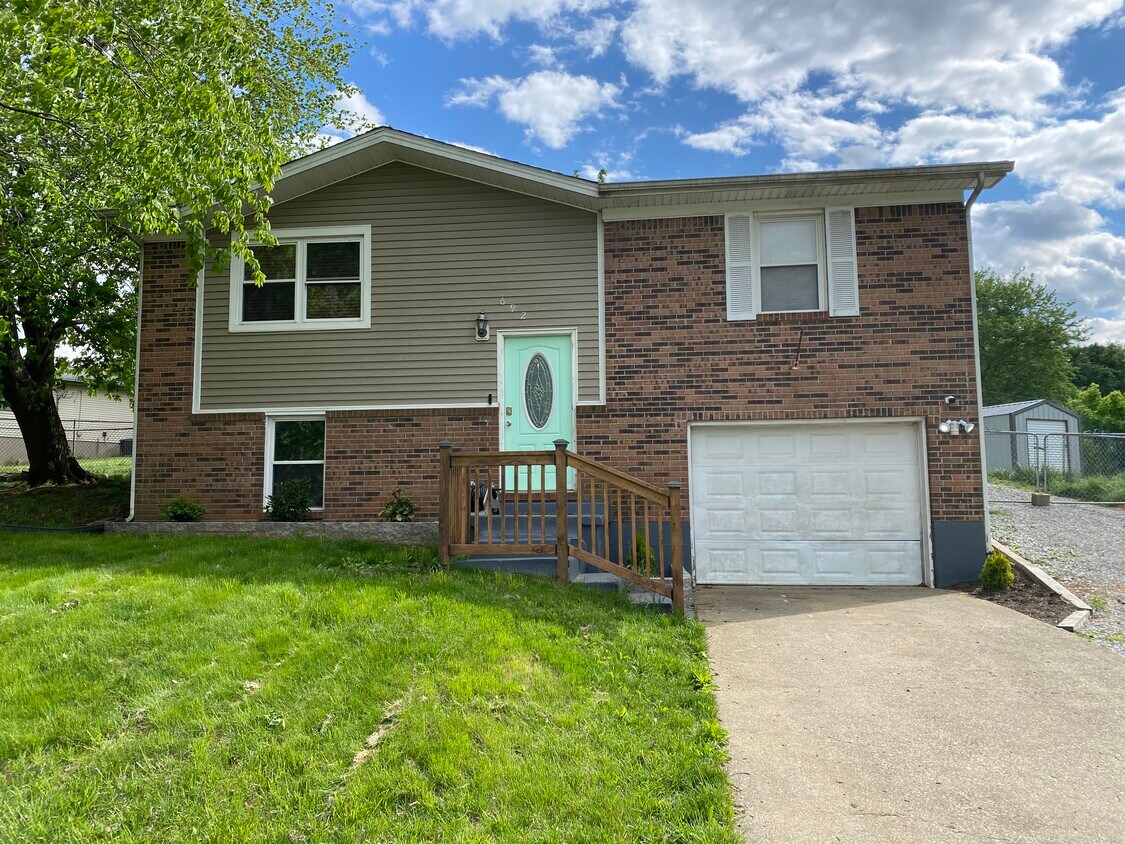 692 Franklin Ct, Radcliff, KY 40160 House Rental in Radcliff, KY