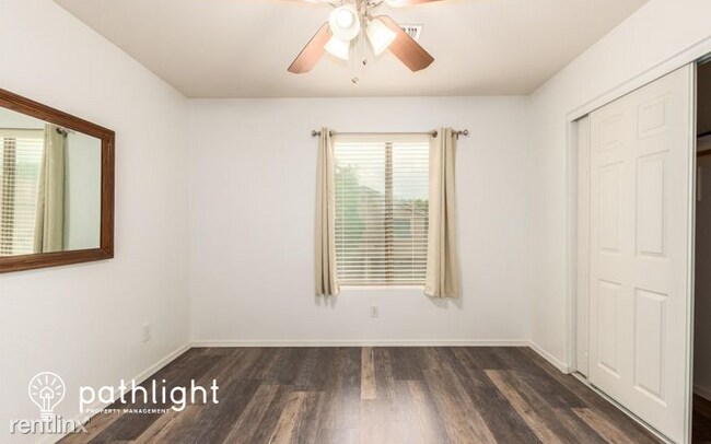 Foto del edificio - 5 br, 3 bath House - 15265 Edgemont Avenue...