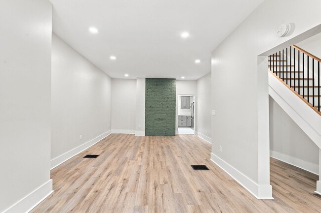 Building Photo - 325 N Aiken Ave