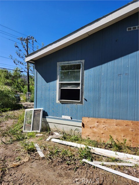 Foto del edificio - 43709 Lake Hughes Rd