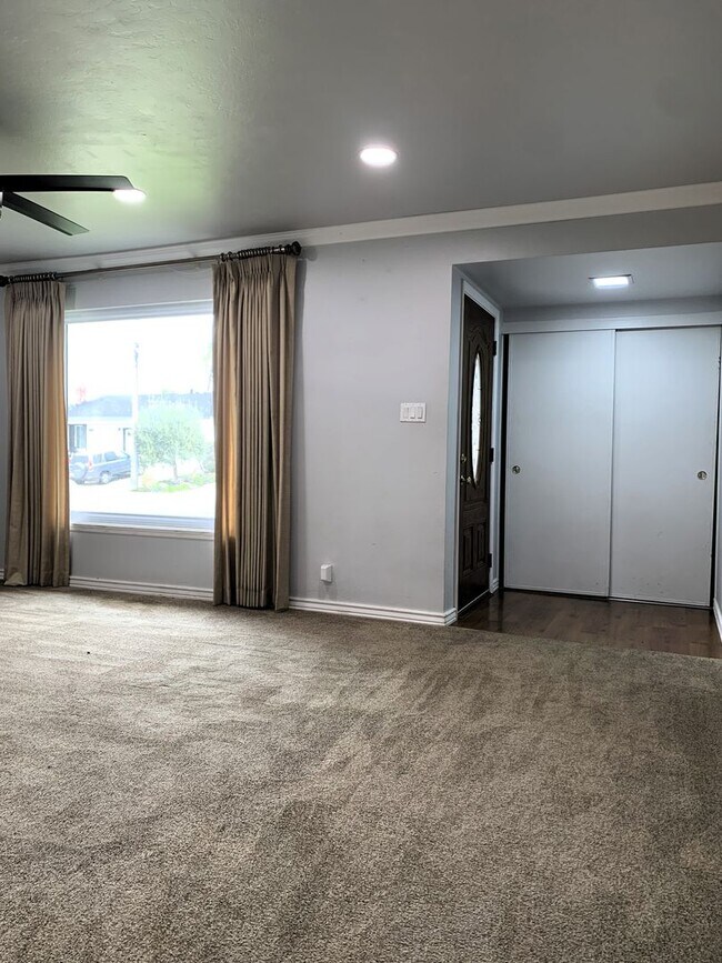 Building Photo - 3 Bedroom 2 Bathroom Home Available in Cas...