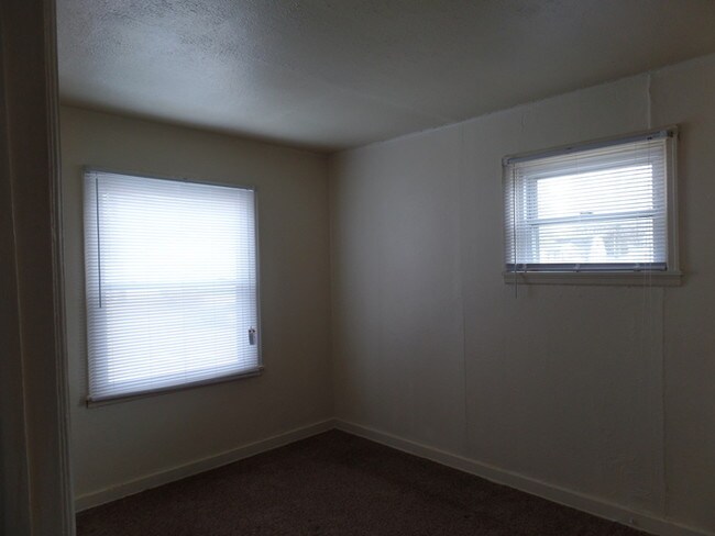 Building Photo - 2 Bedroom Apt