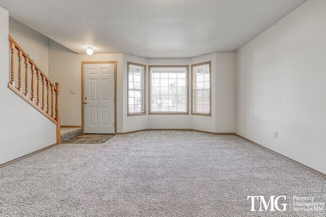 Building Photo - Spacious 4 Bedroom Home w/ Patio & Large F...