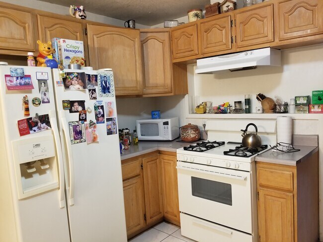 Cocina totalmente equipada, microondas, estufa y refrigerador. - 1405 S New Hampshire Ave