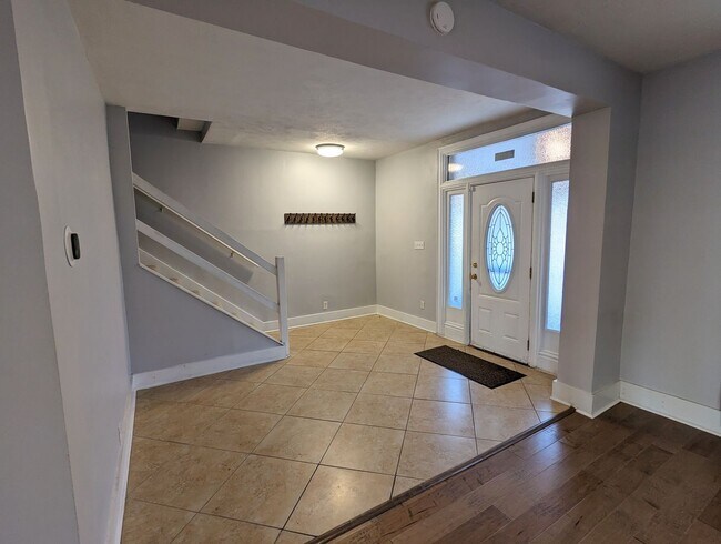Foto del edificio - Huge 5 Bedroom, 3.5 Bathroom House Availab...