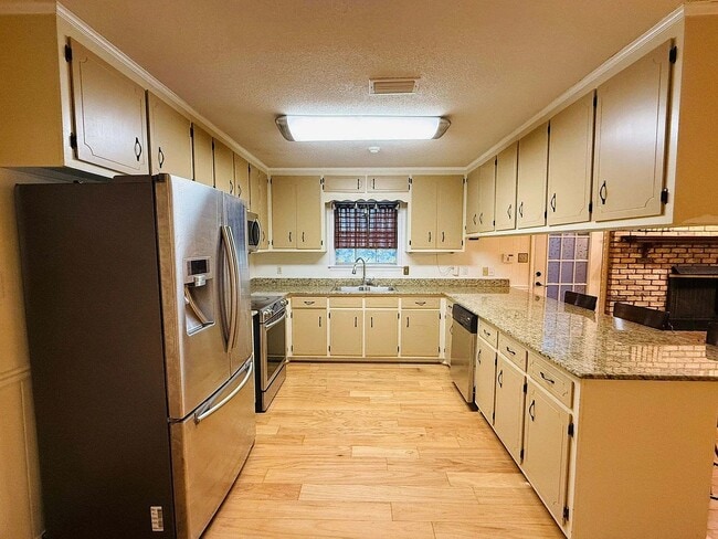 Building Photo - 814 Pinemont Dr