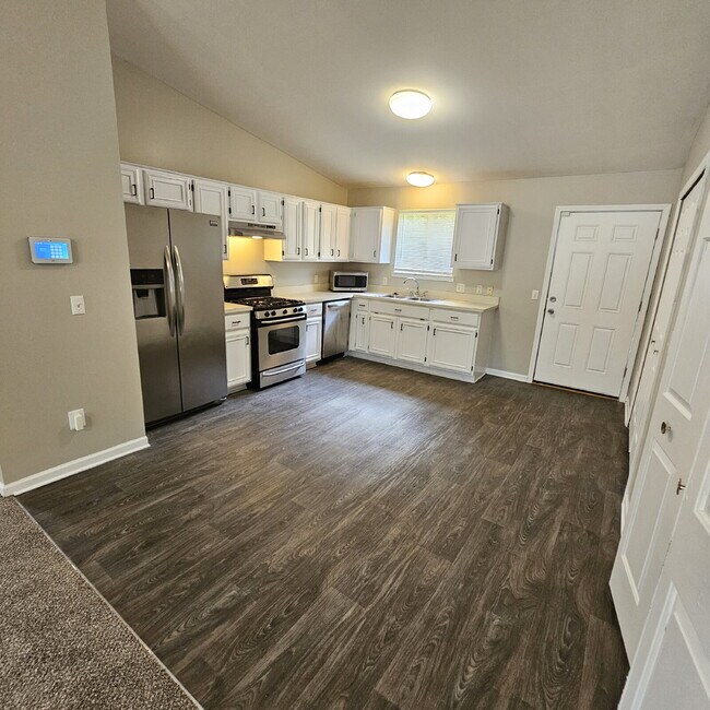Building Photo - 3 Bed Ranch with New Carpet and Freshly Pa...