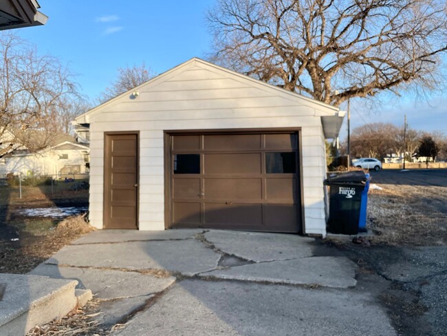 Building Photo - 3 Bedroom 1.5 Bath - NDSU - June 1st!