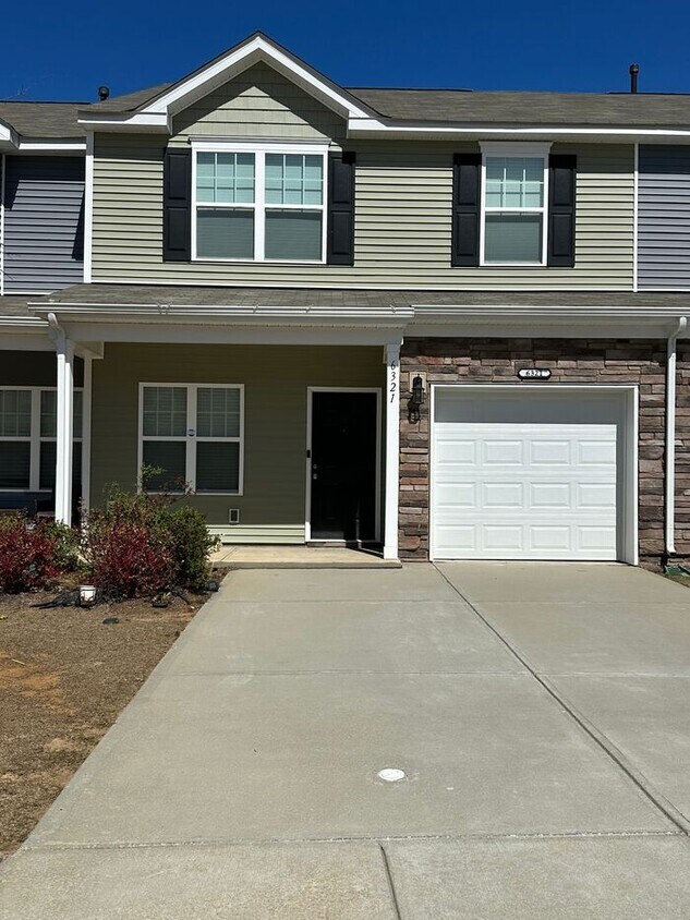 Primary Photo - Unfurnished three bedroom 2.5 bathroom Tow...