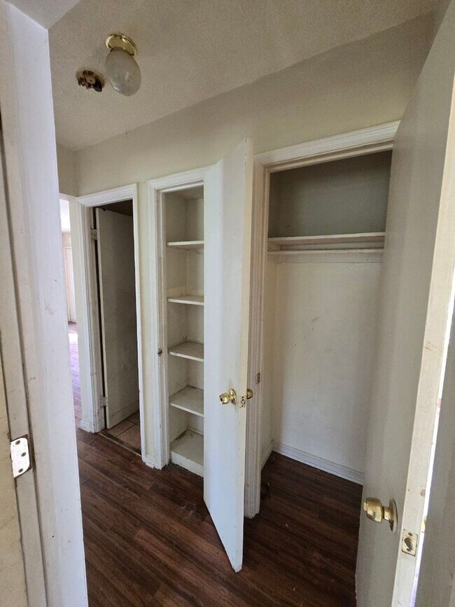 Building Photo - Cozy 3 bedroom single family home | one le...