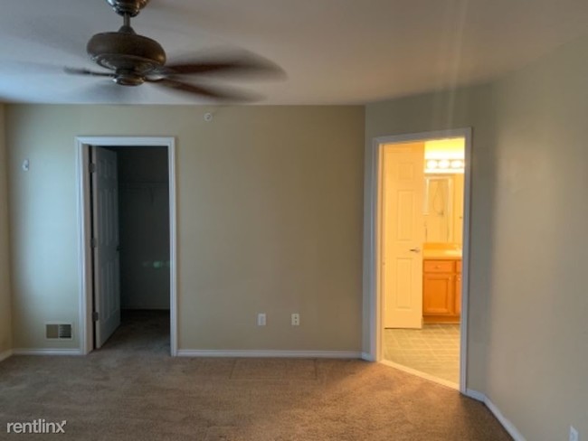 Building Photo - 2 br, 2.5 bath Condo - 3939 Forester Blvd