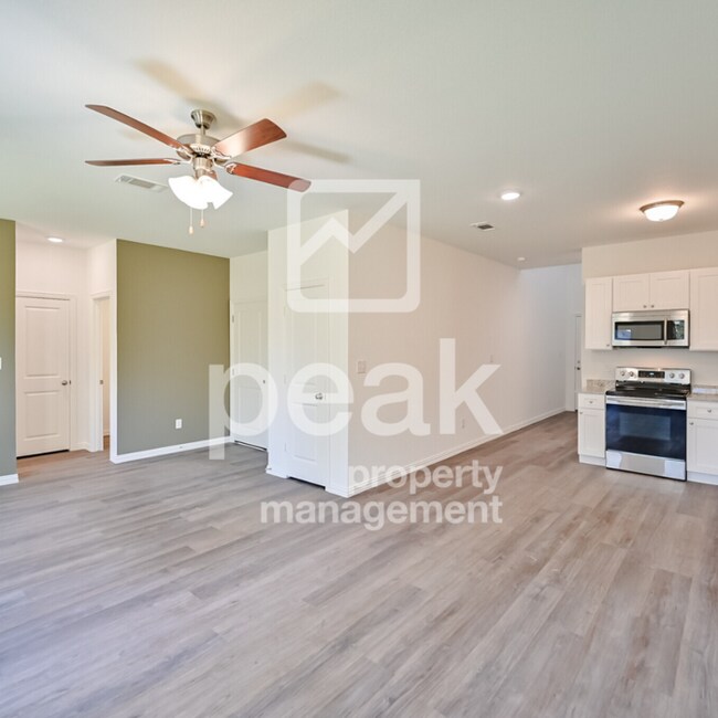 Foto del edificio - $1699! 3Bed/2.5Bath home ready for a Augus...