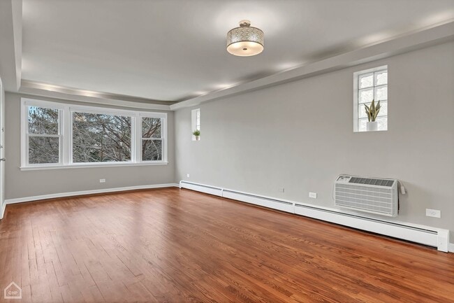 Building Photo - 5723 N Maplewood Ave