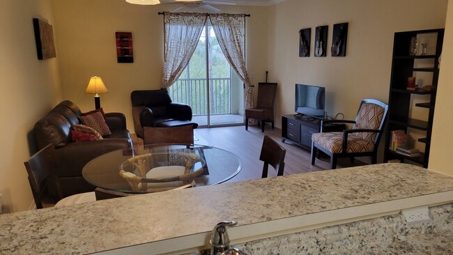 Foto del edificio - Annual turnkey furnished renovated GATED COMMUNITY**3 BEDROOM TOWNHOUSE