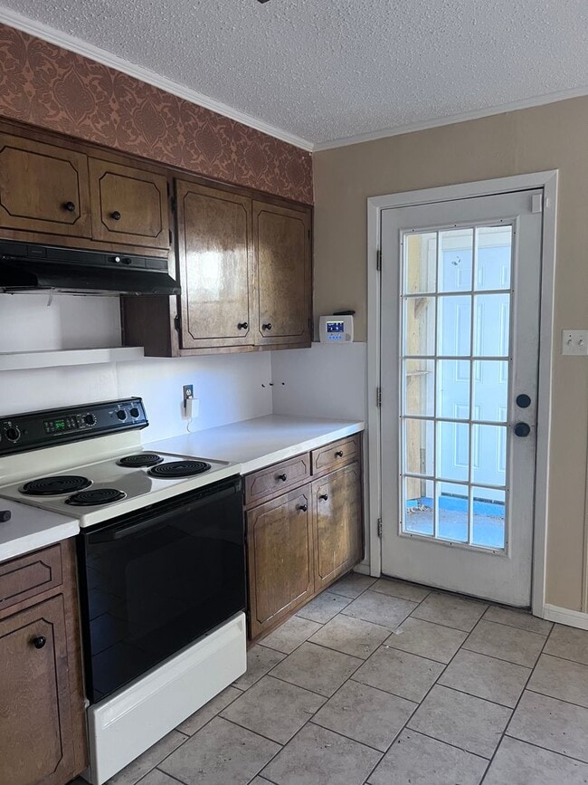 Building Photo - 2 Bedroom, 1.5 Bathroom, 2 Car Garage Cond...