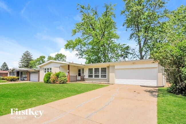 Building Photo - 3245 Santiago Dr