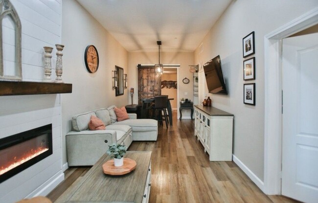 Foto del edificio - 17168 Newhope St