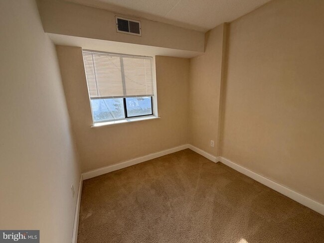 Building Photo - 1307 Valley Dr