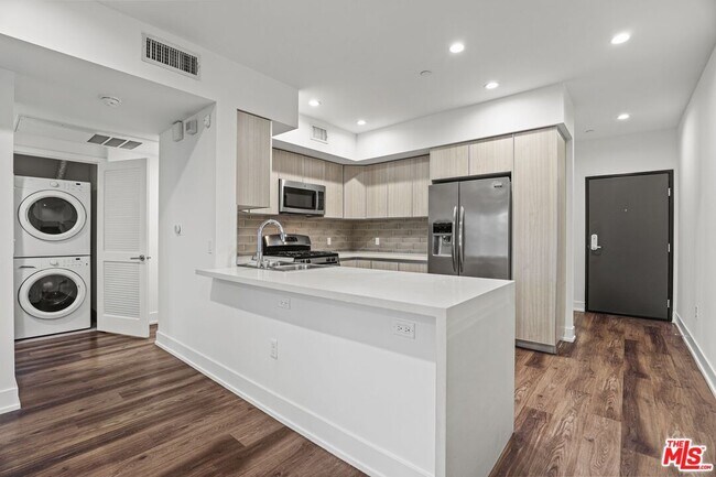 Building Photo - 129 Kings