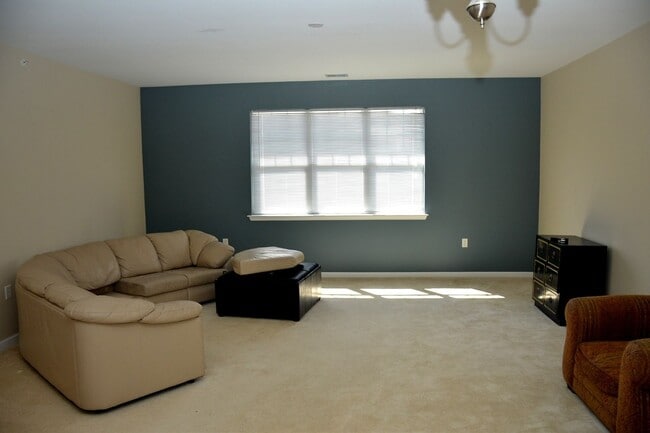 Building Photo - ENJOY CAREFREE LIVING AT IT'S BEST W/ PRIME LOCATION NEAR TOWN CENTER!!
