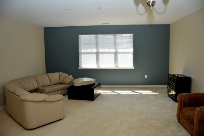 Foto del edificio - ENJOY CAREFREE LIVING AT IT'S BEST W/ PRIME LOCATION NEAR TOWN CENTER!!