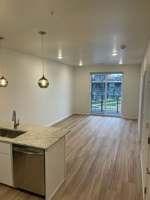 Sala de estar de un dormitorio - River Ridge Luxury Apartments