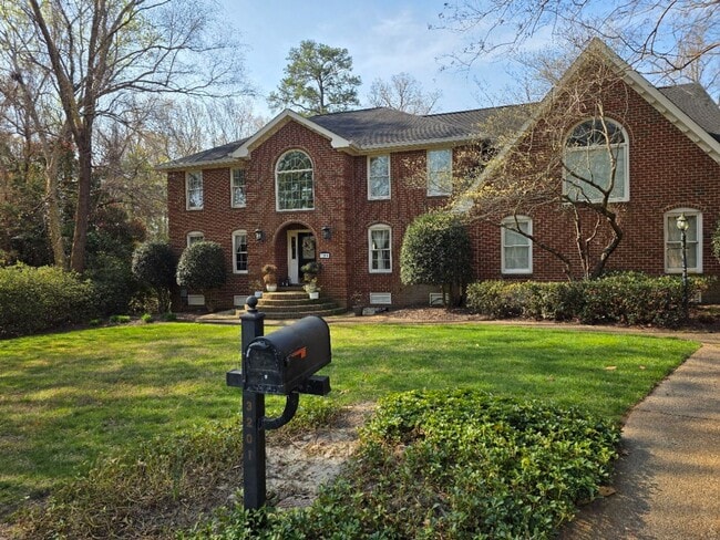 Building Photo - Middle Plantation