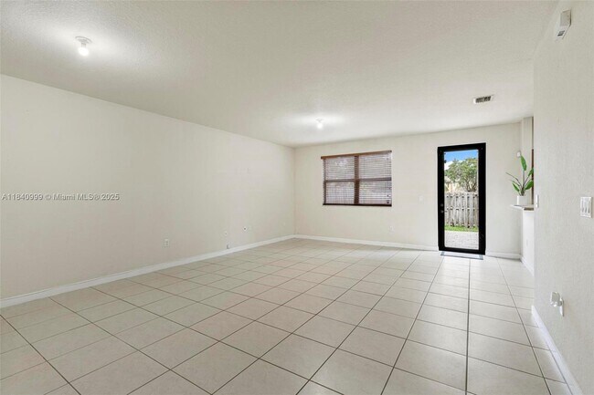 Foto del edificio - 9329 SW 227th Ter